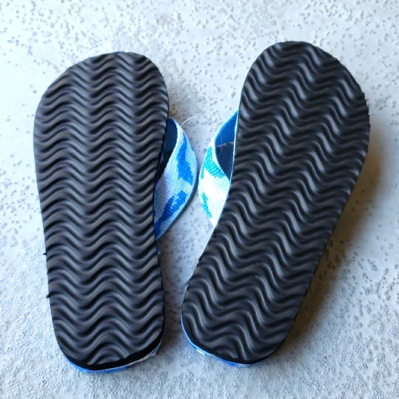 New Flip-flops Size 5 - Picture 3 of 3